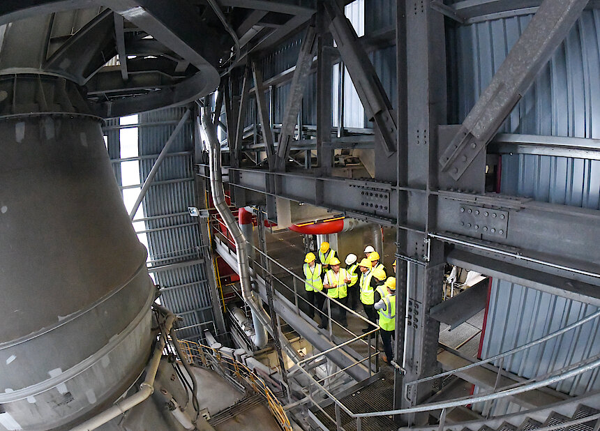 Le site est équipé d'un broyeur vertical, capable de produire 100 tonnes de laitier à l'heure. 